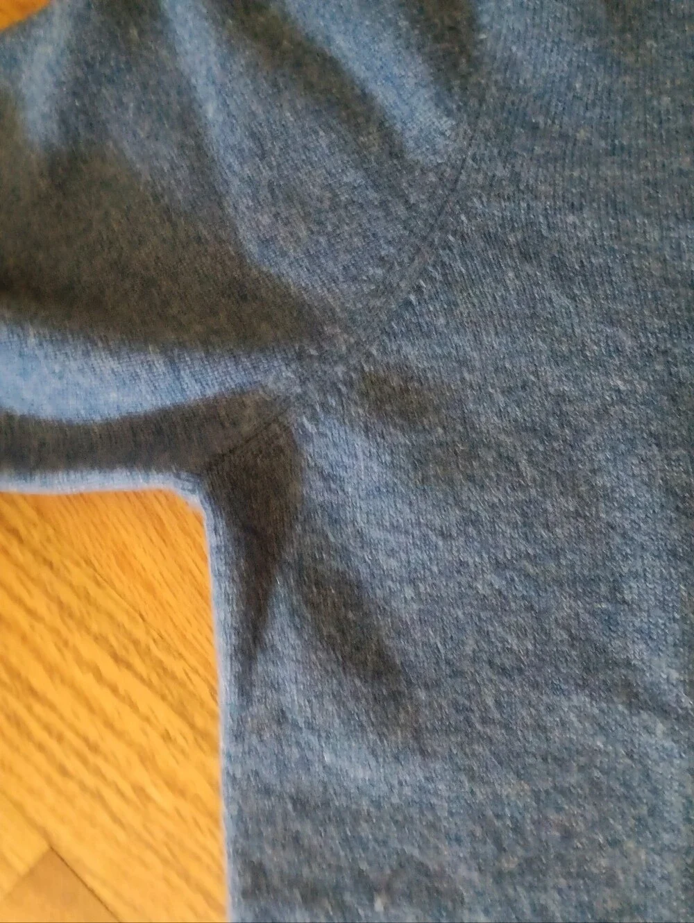 Women's V-Neck Cashmere Sweater in Heather Blue